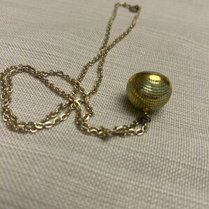 Elegant Gold Pendant Necklace